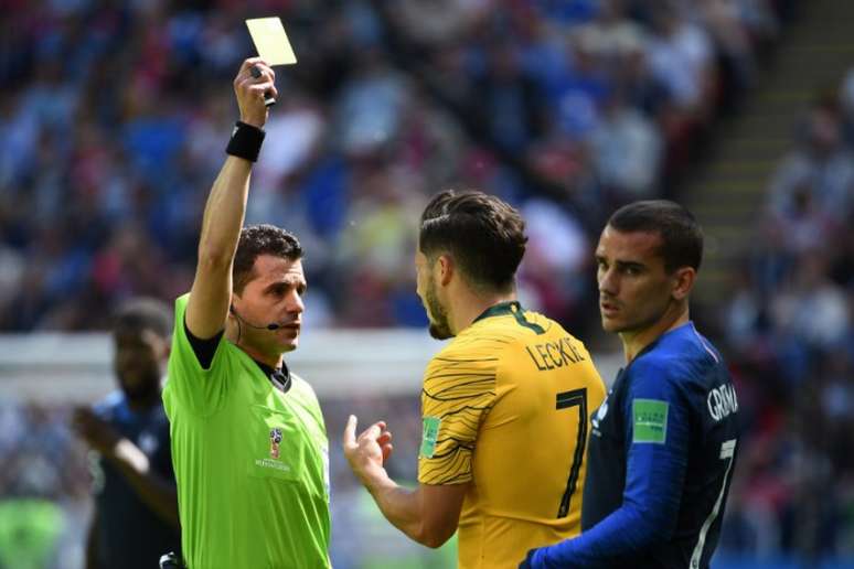 Árbitro Andrés Cunha em França x Austrália na Copa (Foto: AFP)