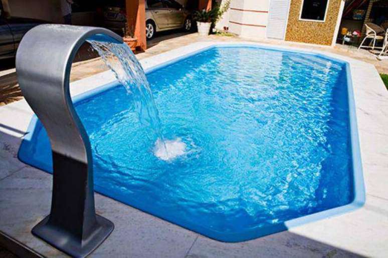9. Uma piscina de fibra combina perfeitamente com cascatas de água