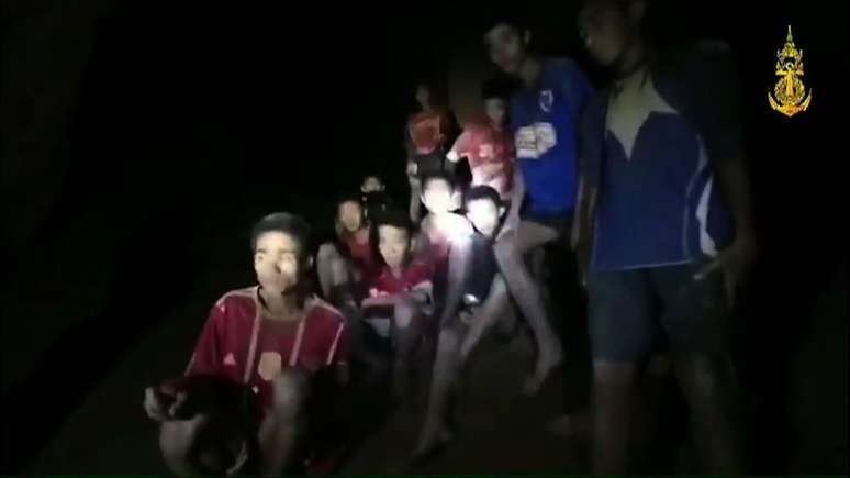 Momento em que mergulhadores encontram os 12 meninos e o treinador agrupados em uma pequena laje no interior da caverna, após 9 dias