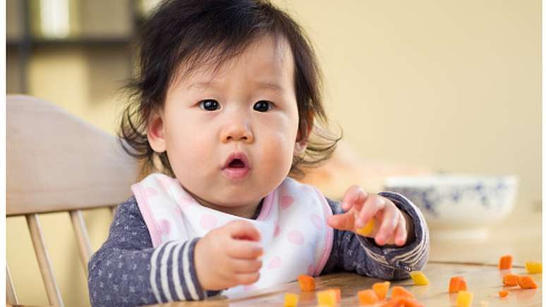 Introdução de alimentos sólidos aos seis meses levou a melhoras no sono para bebês e pais envolvidos em pesquisa