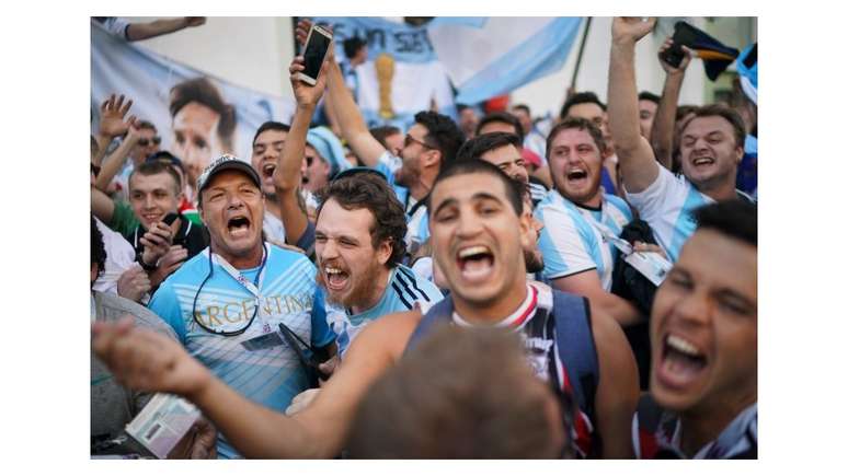 Russos quiseram entender a música da torcida argentina que cita Messi e Maradona