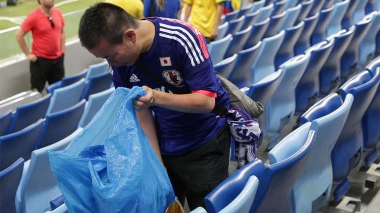 Russos ficaram curiosos com torcedores do Japão, que usaram sacos para recolher o próprio lixo deixado nos estádios da Copa