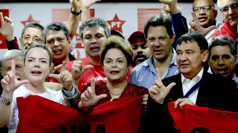 Enquanto membros do Ministério Público acusam Rogério Favreto de uso político da Justiça, petistas dizem que Moro contrariou hierarquia ao recomendar que a PF não cumprisse a decisão de soltar Lula