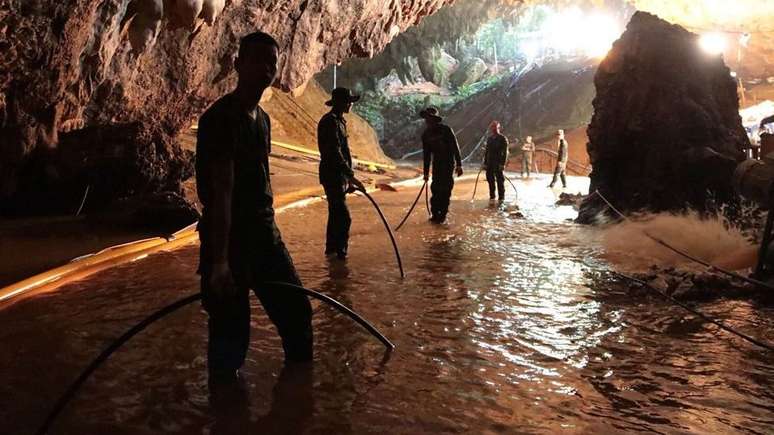Equipes bombeavam água da caverna em um esforço intenso para evitar a elevação do nível de inundação