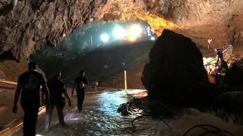 Equipe de resgate caminha na caverna onde o grupo ficou preso: Retirada dos meninos começou domingo e pode ser concluída nesta terça-feira