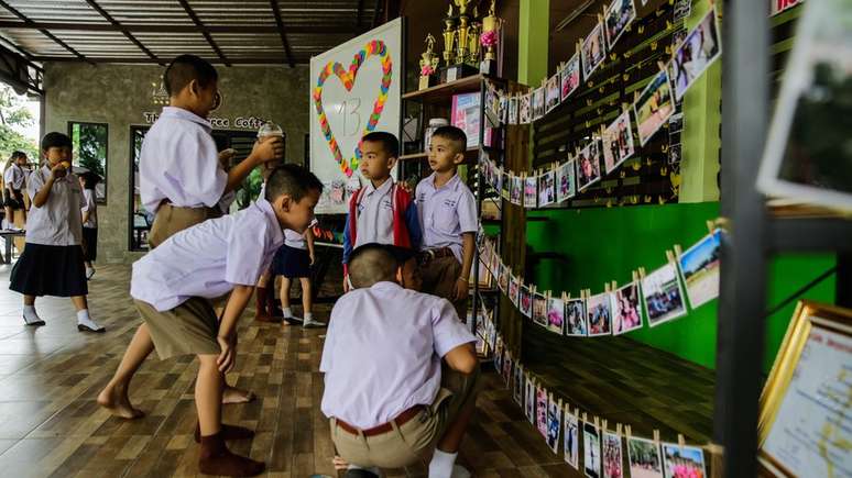 Colegas de Adul Samon fizeram um painel em homenagem a ele, na escola. O menino de 14 anos mora longe dos pais e estuda numa escola cristã