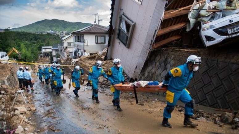 Cheias após volume de chuva maior que o esperado deixaram rastro de destruição e morte