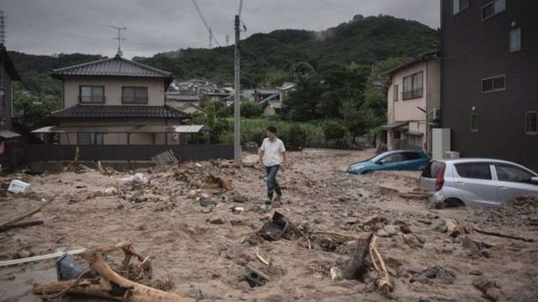 Forte calor secou o barro e dificulta a limpeza das casas e ruas após as enchentes