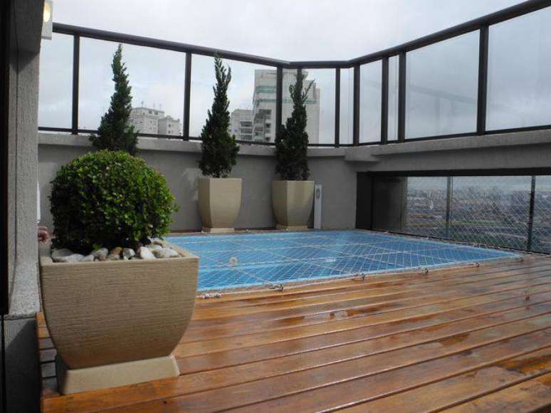 6. Piscina de fibra é perfeita para apartamentos, utilizando com um deck em volta