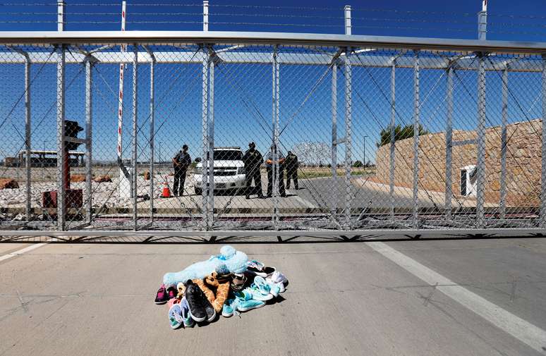 Sapatos e brinquedos deixados em port&atilde;o de centro de deten&ccedil;&atilde;o de imigrantes em Tornillo, no Texas 21/06/2018  REUTERS/Mike Blake