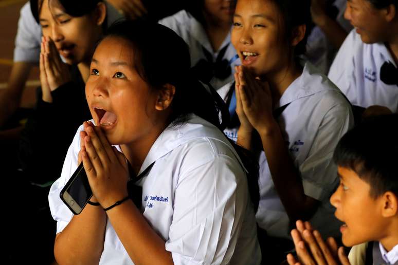 Alunos comemora notícia do resgate de meninos presos em caverna na Tailândia REUTERS/Tyrone Siu