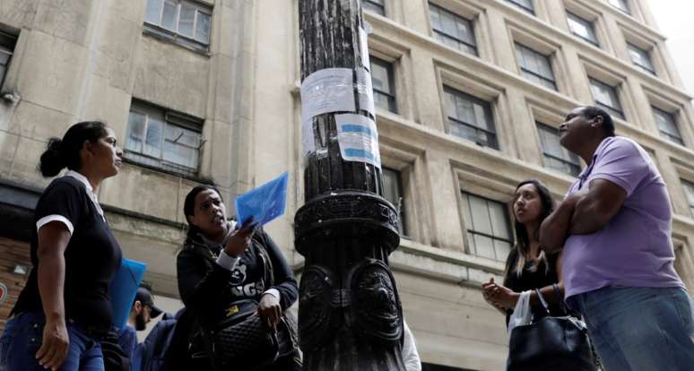 Pessoas olham para anúncios de empregos em rua no centro de São Paulo
09/01/2018
REUTERS/Paulo Whitaker