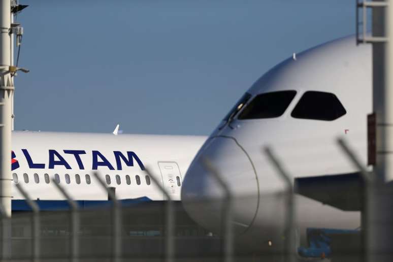 Aviões da companhia aérea Latam em aeroporto de Santiago, no Chile 30/03/2017 REUTERS/Ivan Alvarado