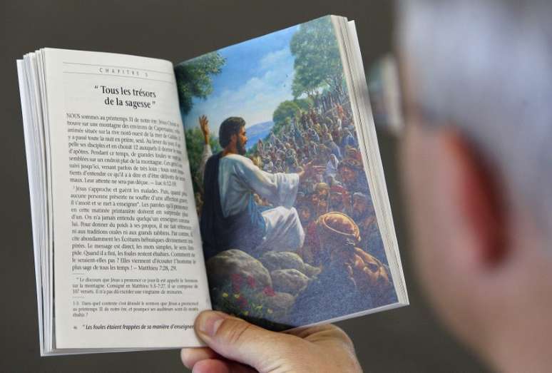 Membro das Testemunhas de Jeová lê a Bíblia durante reunião em Bordeaux, na França 31/07/2009 REUTERS/Regis Duvignau