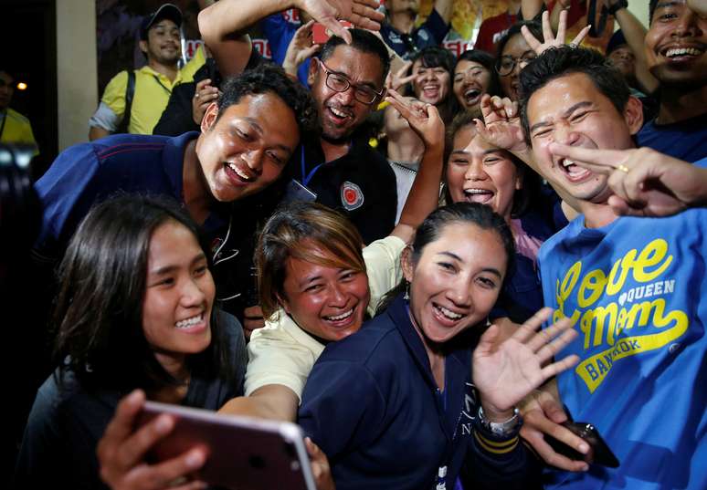 Jornalistas comemoram após entrevista coletiva perto do complexo de cavernas de Tham Luang, na Tailândia
10/07/2018
REUTERS/Soe Zeya Tun