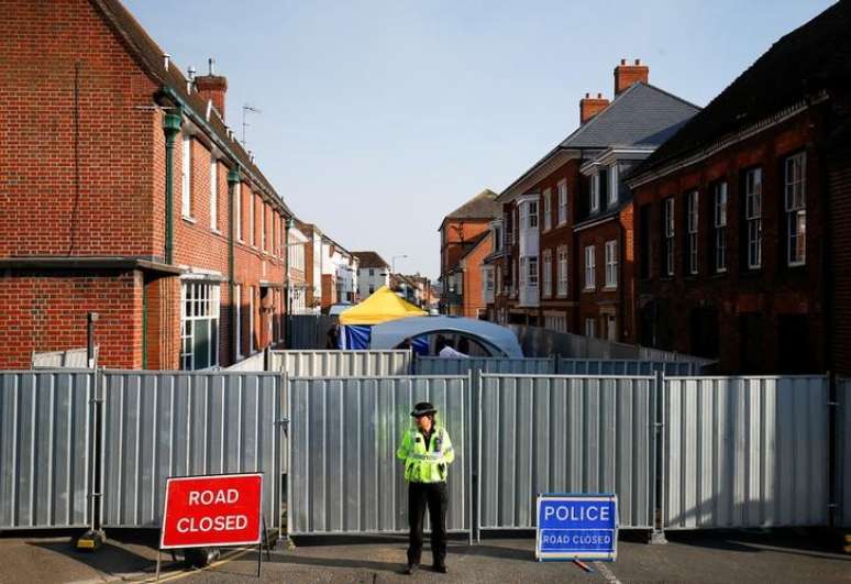 Policial em local de investigação de envenanamento de britânicos com Novichok em Amesbury 05/07/2018 REUTERS/Henry Nicholls