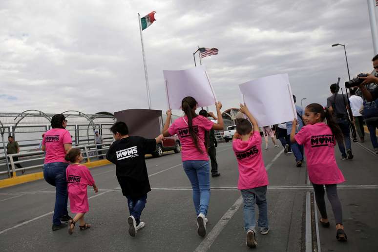 Crianças participam de protesto contra as políticas imigratórias dos EUA em ponte de fronteira, em Ciudad Juarez, no México
30/06/2018
REUTERS/Jose Luis Gonzalez