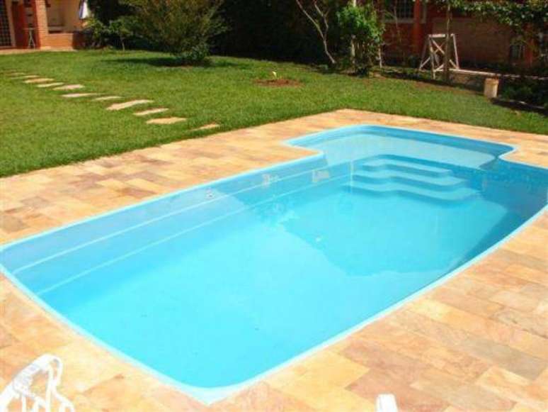 13. Piscina de fibra com área para sentar próximo a escada