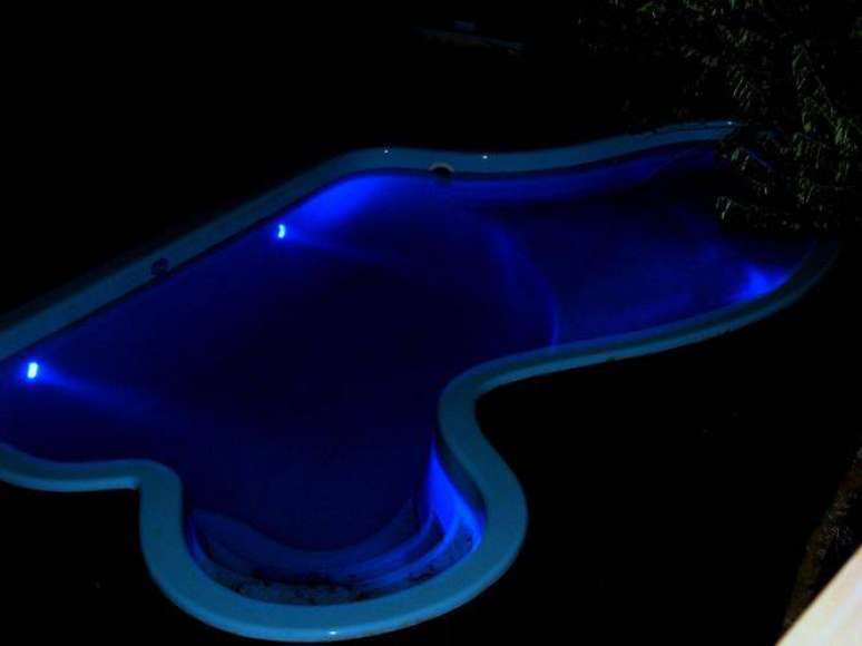 5. Você pode investir numa iluminação noturna para a sua piscina de fibra