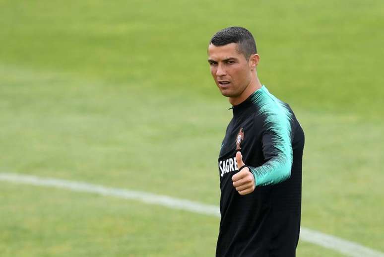 Cristiano Ronaldo trocou o Real Madrid pelo clube italiano (Foto: FRANCISCO LEONG / AFP)