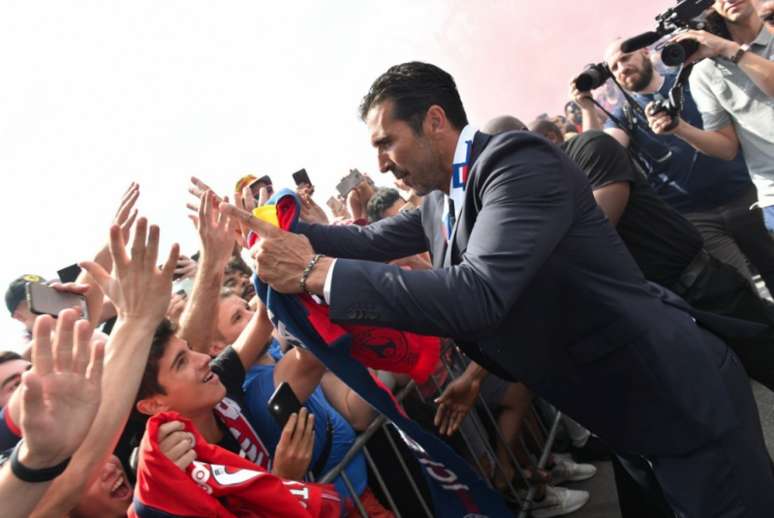 Buffon cumprimenta os torcedores do PSG (Foto: Reprodução)