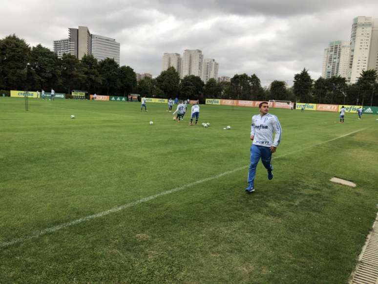 Dudu foi um dos últimos a entrar no campo para o treino desta terça-feira, na Academia (Foto: Thiago Ferri)