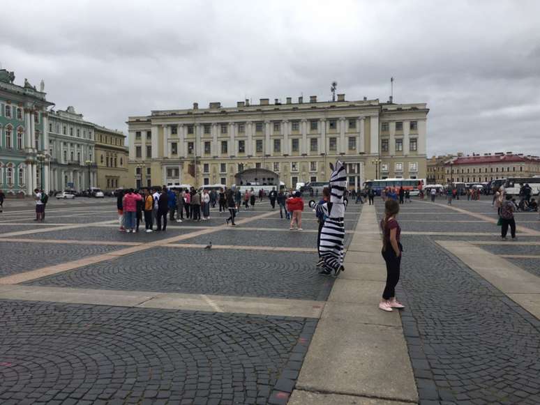 Praça onde fica o Hermitage, um dos principais museus de São Petersburgo, já com pouco movimento de torcedores antes do fim da Copa (Foto: Fifa.com)