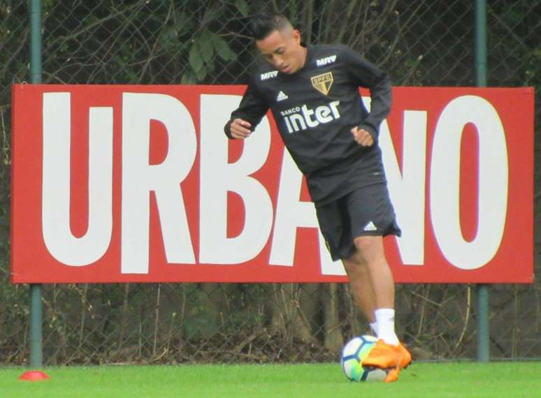 Em seu segundo dia de trabalho no CT depois da Copa, Cueva realizou treino particular no gramado (William Correia)