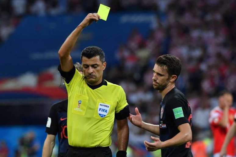 Graças às boas atuações Sandro Meira Ricci está cotado para apitar a final da Copa (Foto: NELSON ALMEIDA / AFP)