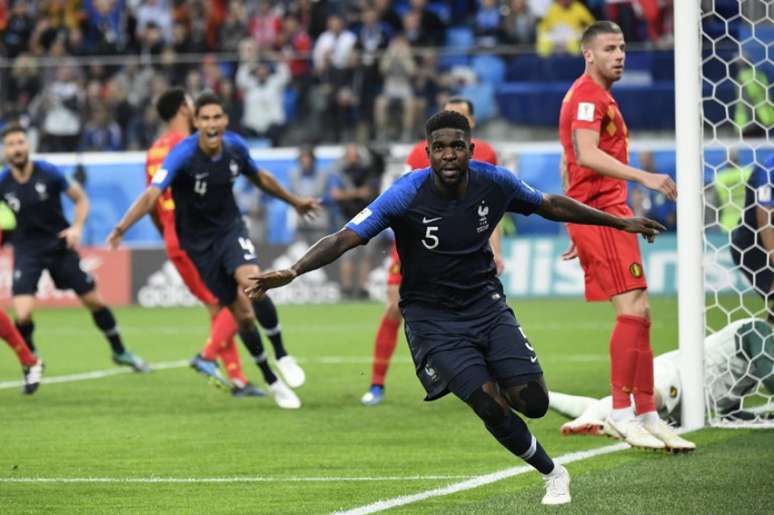 Umtiti subiu mais do que o gigante Fellaini e colocou a França na final da Copa do Mundo (foto: AFP)