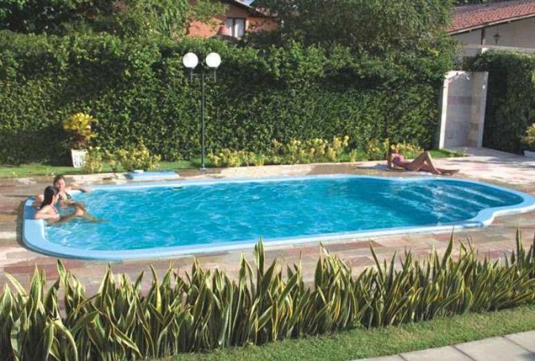 7. Várias piscinas de fibra possuem bancos para você poder sentar dentro da água