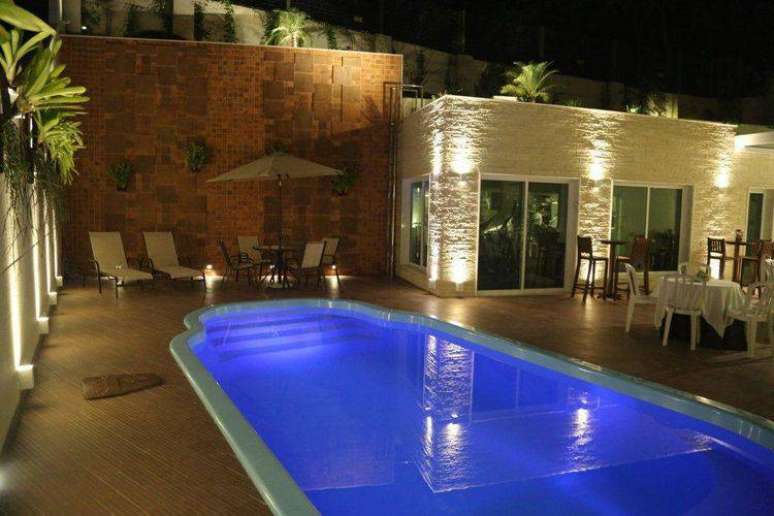 10. A iluminação confere uma percepção diferente da cor da piscina de fibra