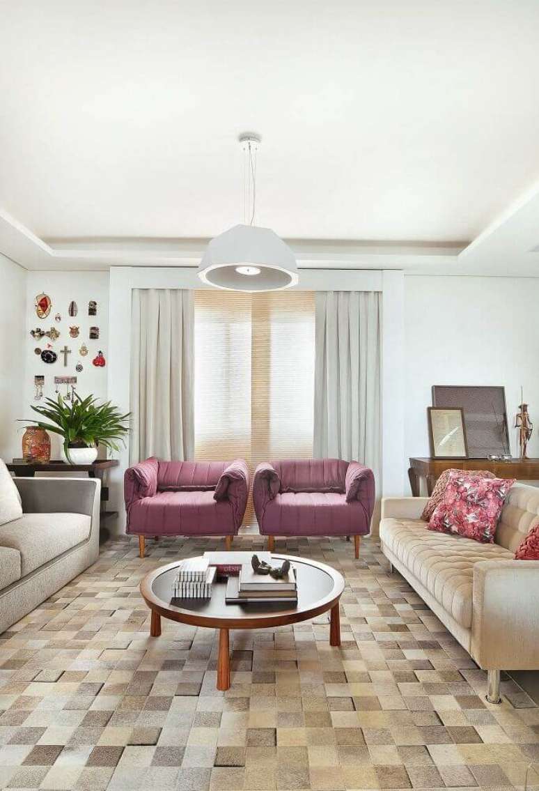 12. Decoração para sala de estar na cor bege com tapete quadriculado e poltronas em tons de lilás