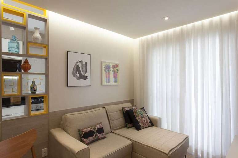 19. Sala simples decorada na cor bege