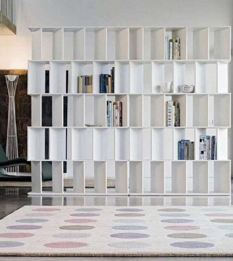 15. As divis&oacute;rias de ambientes podem se tornar o grande centro de aten&ccedil;&otilde;es do ambiente decorado