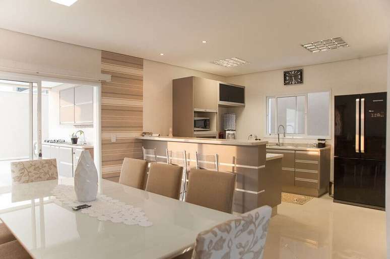 27. Sofistica&ccedil;&atilde;o e leveza para casa decorada com paleta de cores bege