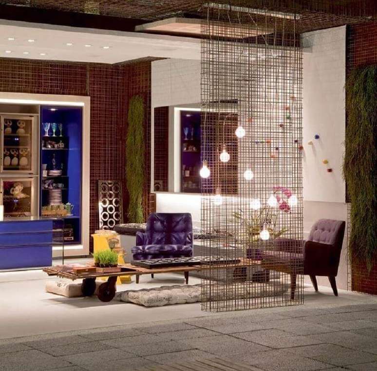 3. Fios metalizados como divis&oacute;ria de ambiente com decora&ccedil;&atilde;o contempor&acirc;nea