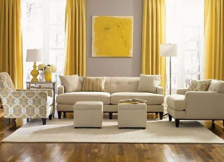 10. Sala de estar decorada com cor bege claro e amarelo