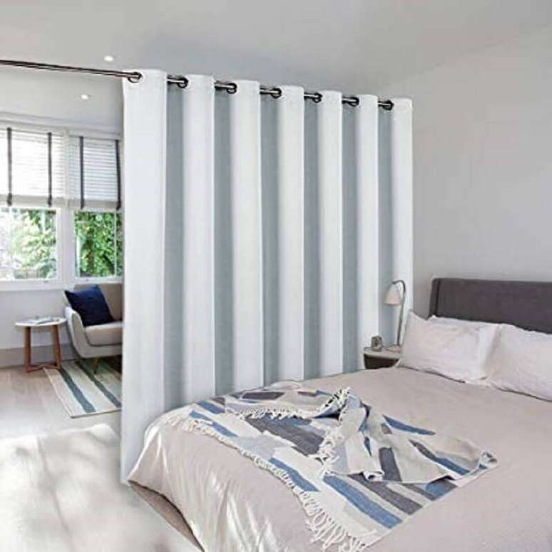 23. Decoração simples para quarto com cortina divisória de ambiente