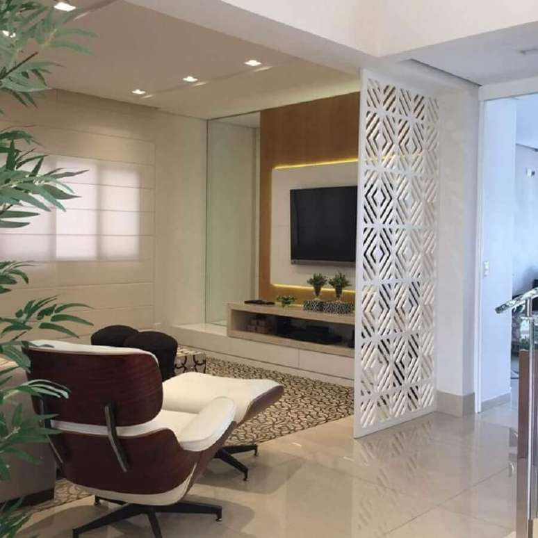 29. Decora&ccedil;&atilde;o com divis&oacute;ria para sala com tapete e painel de madeira