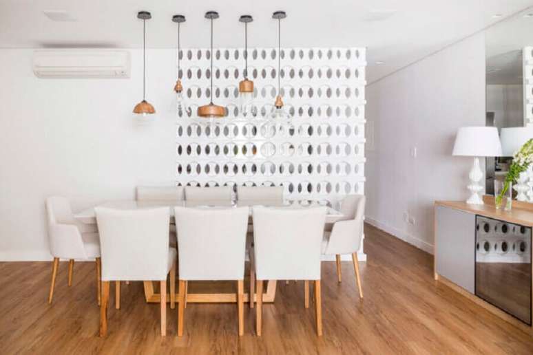 30. Divis&oacute;ria para sala de jantar com decora&ccedil;&atilde;o toda branca e pendentes sobre a mesa de jantar