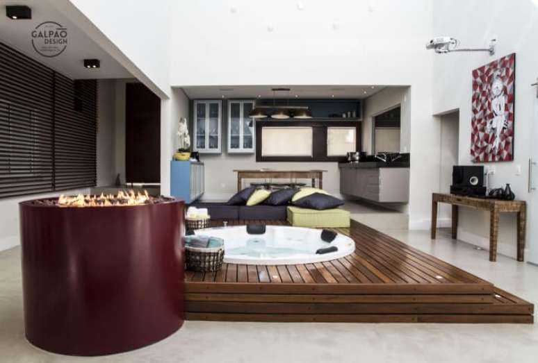 29. Espaco gourmet com ofur&ocirc; vitoriano embutido no ch&atilde;o. Projeto de Galp&atilde;o Design