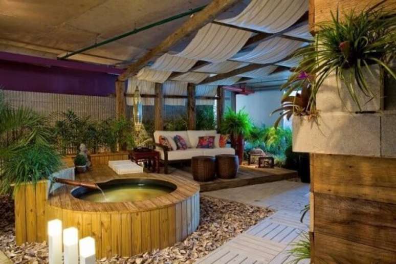 35. Espa&ccedil;o spa com ofur&ocirc; revestido em madeira. Projeto de Louise Caroline