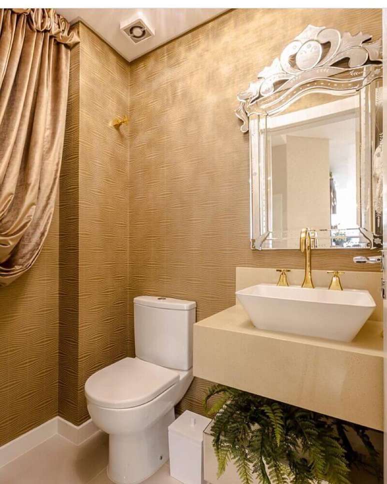 48. Lavabo na cor bege decorado com papel de parede e detalhes em dourado