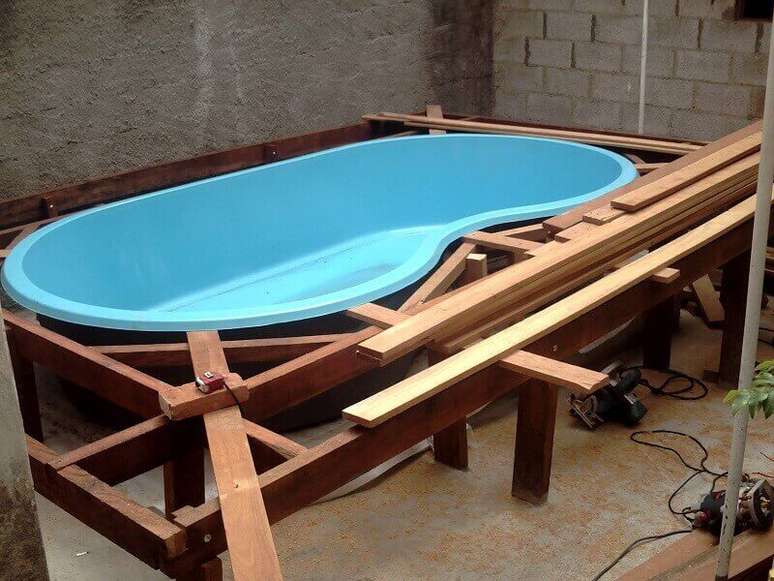 32. Para quem est&aacute; curioso de como monta um deck de piscina de fibra!