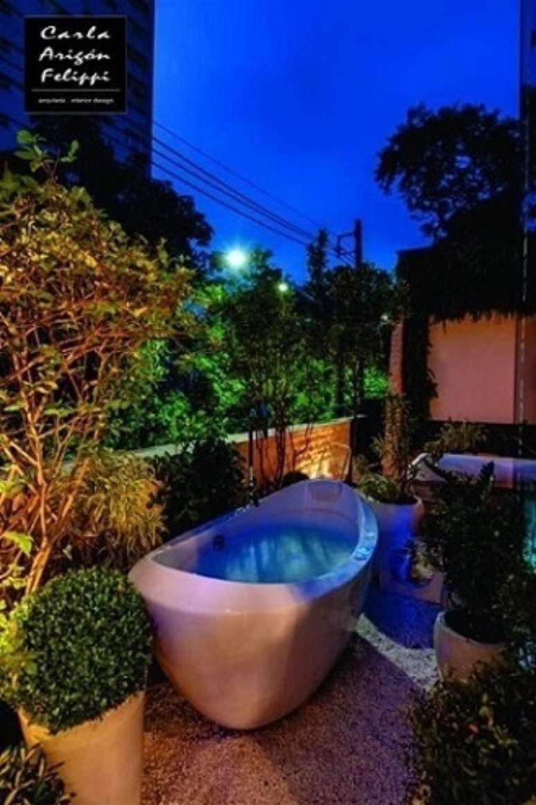 14. Ofur&ocirc; branco em &aacute;rea externa. Projeto de Carla Felippi