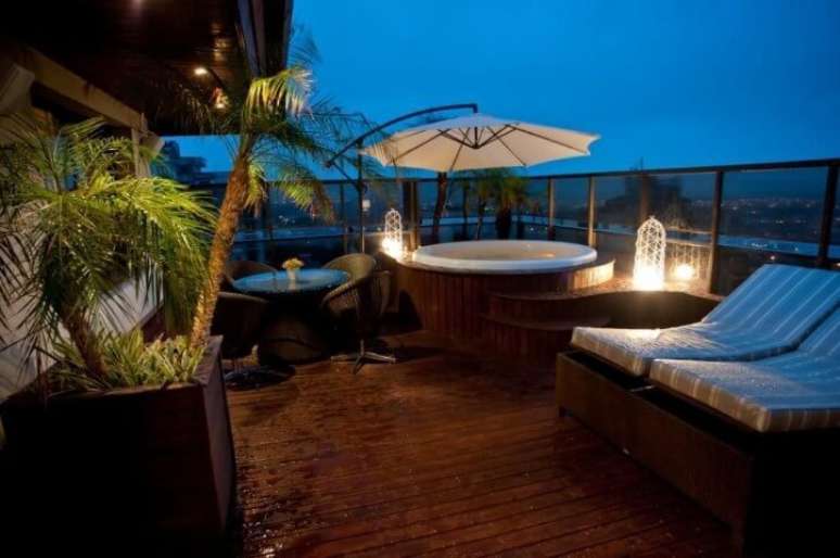 26. Ofur&ocirc; branco embutido em deck de madeira. Projeto de Paulinho Peres