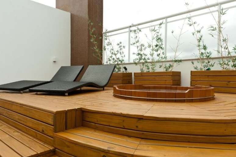 30. Ofur&ocirc; embutido em deck de madeira. Projeto de Juliana Pippi