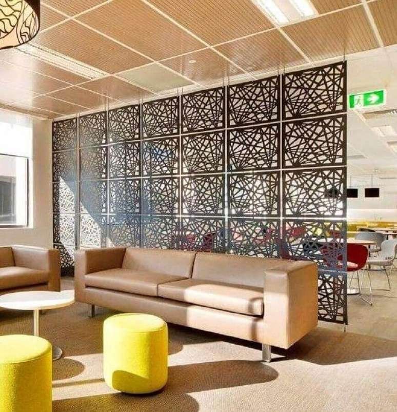 42. Painel de metal com design diferente como divis&oacute;rias para sala com decora&ccedil;&atilde;o bege