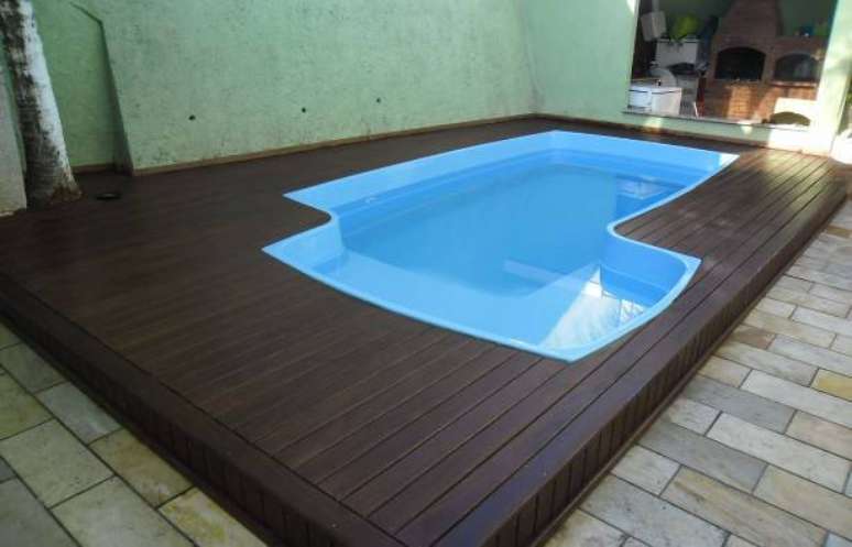 26. Piscina de fibra pequena com deck de madeira para suporte